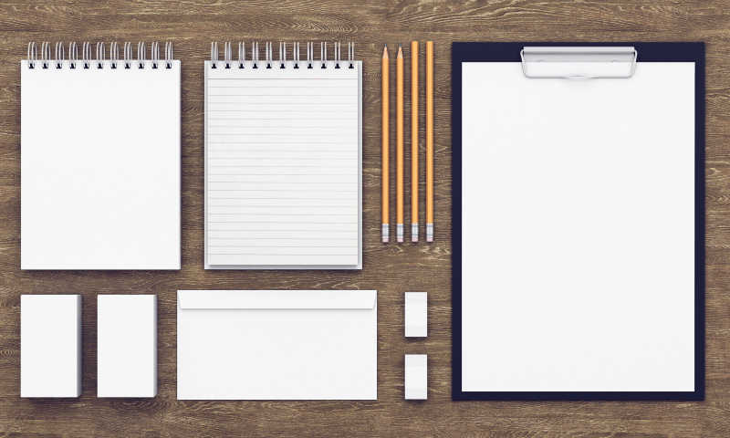 木制背景上的文具用品