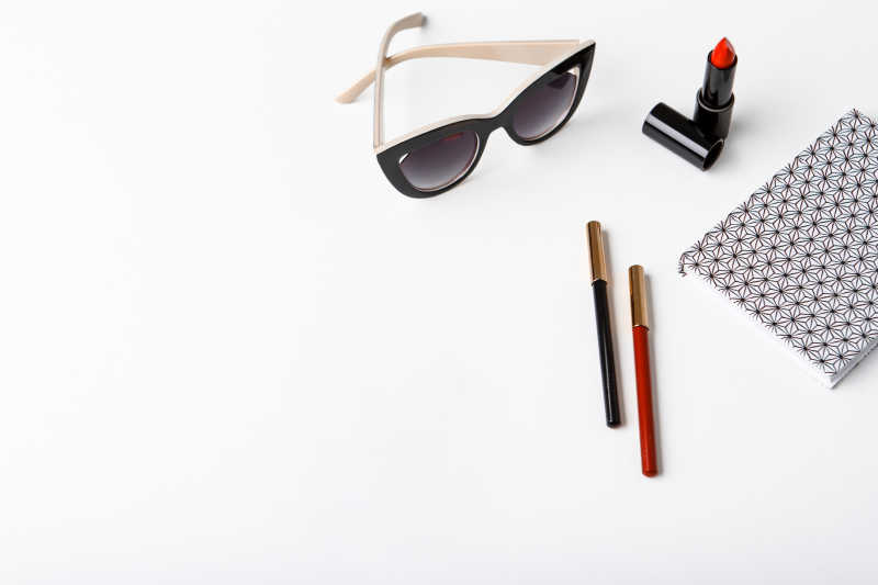 太阳镜和口红