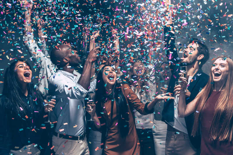 有趣的年轻人聚会仍纸屑