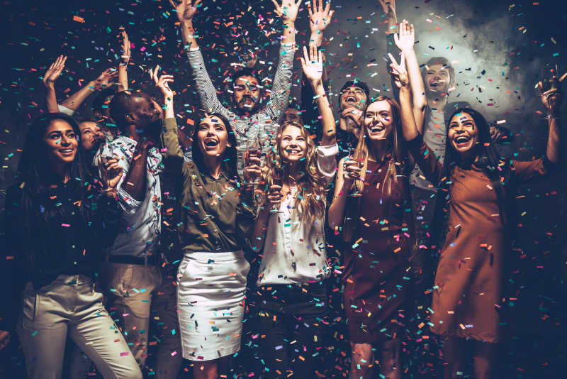 美丽的年轻人扔五彩纸屑