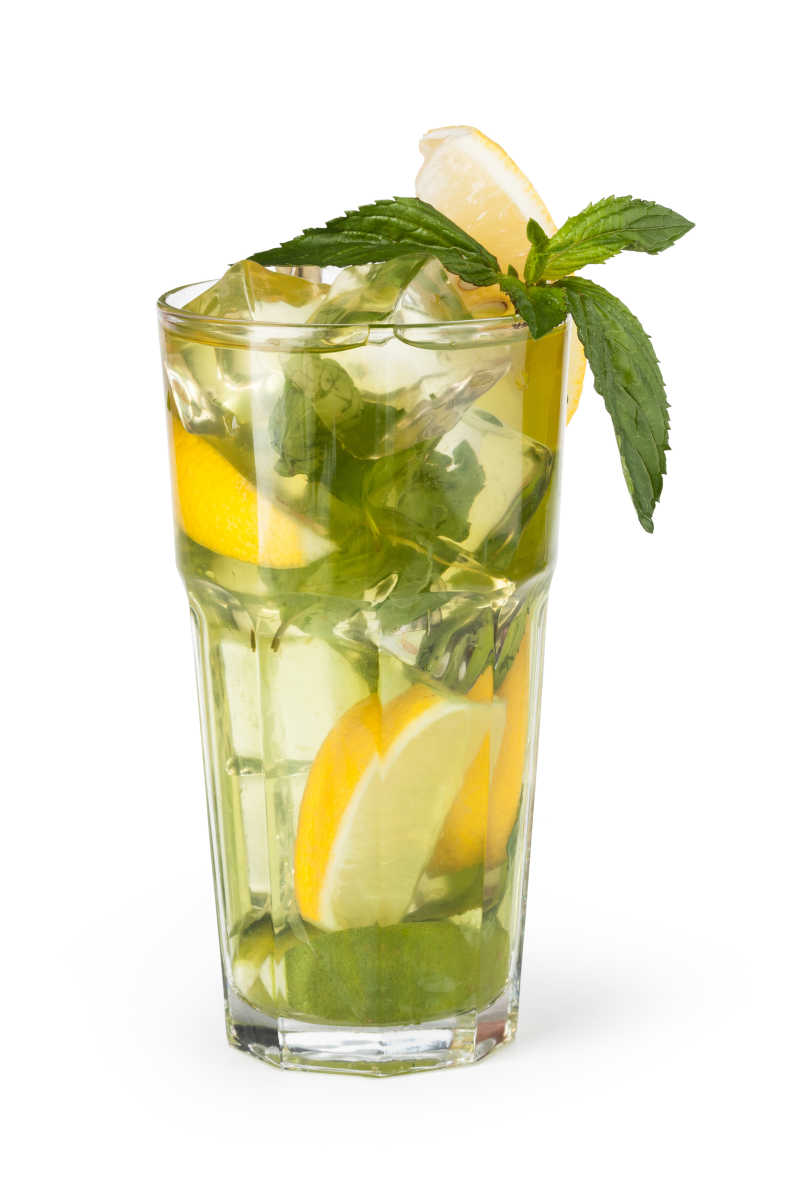 带绿叶装饰的柠檬水