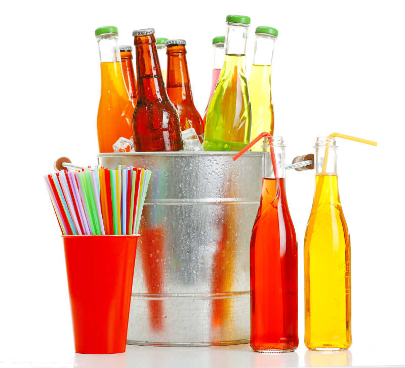 啤酒和饮料在冰桶里