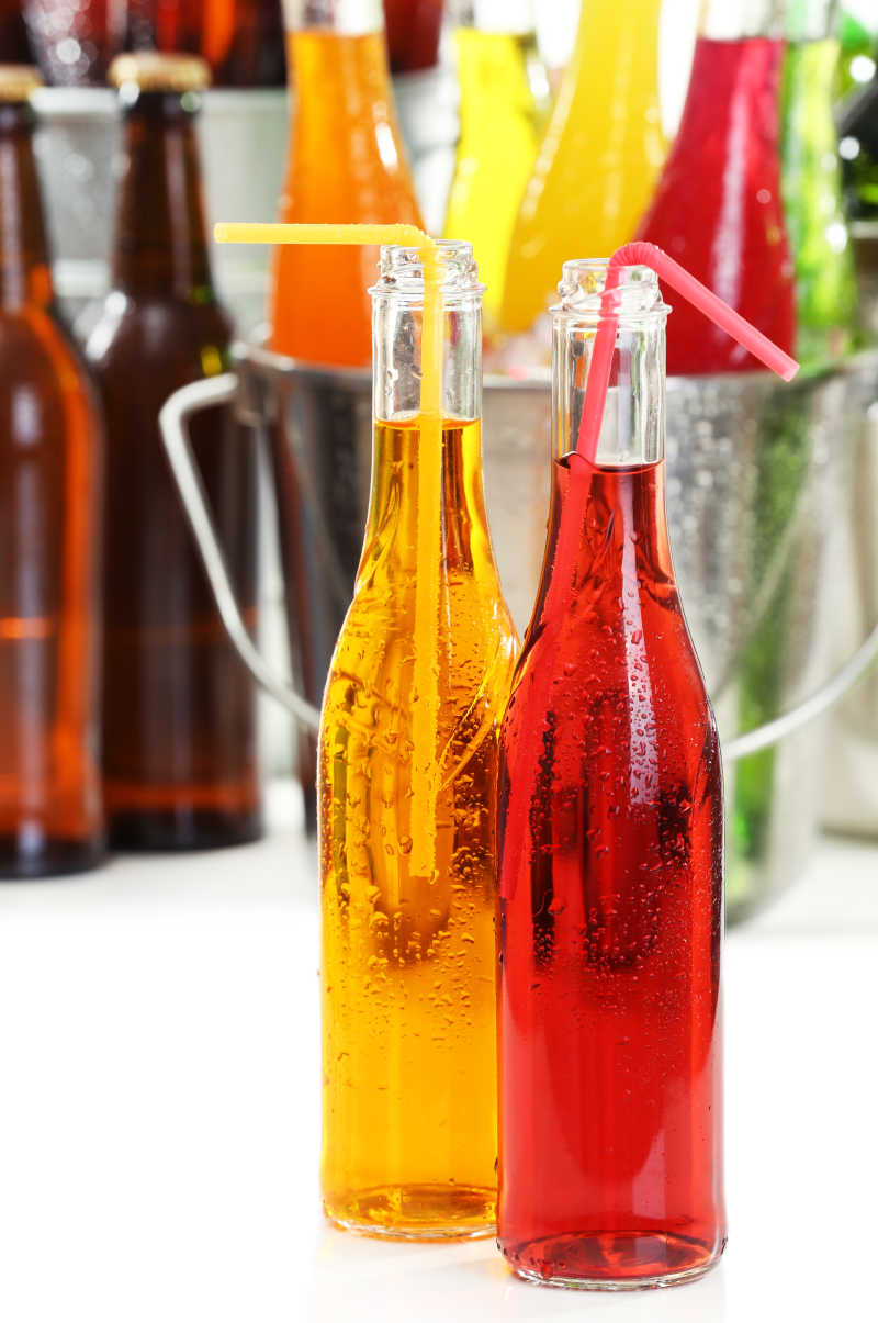 红色和黄色的饮料