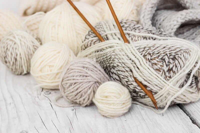 羊毛纱绞纱和编织针