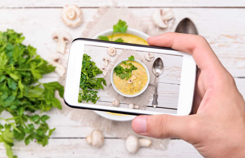 智能手机拍摄蘑菇汤