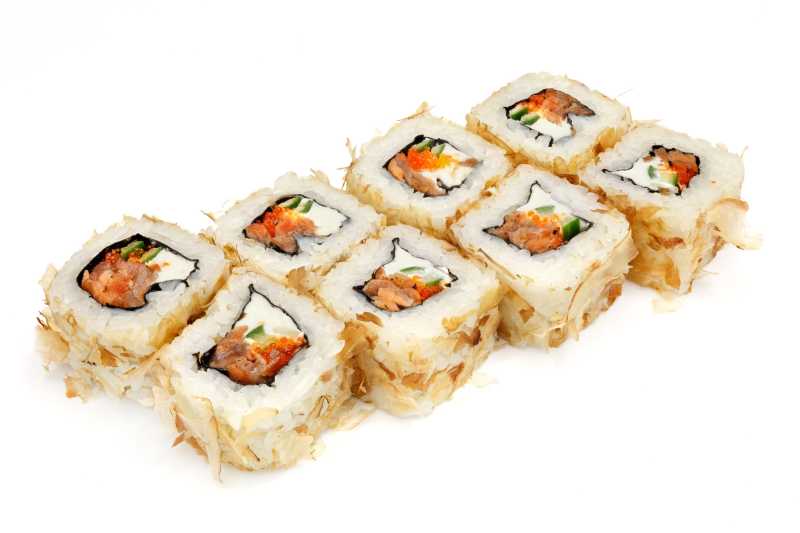 白色背景下的日本海鲜寿司