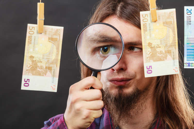 检查钱币的专业人士