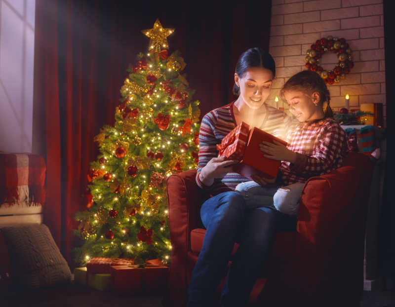 圣诞节妈妈和女儿一起拆看圣诞礼物