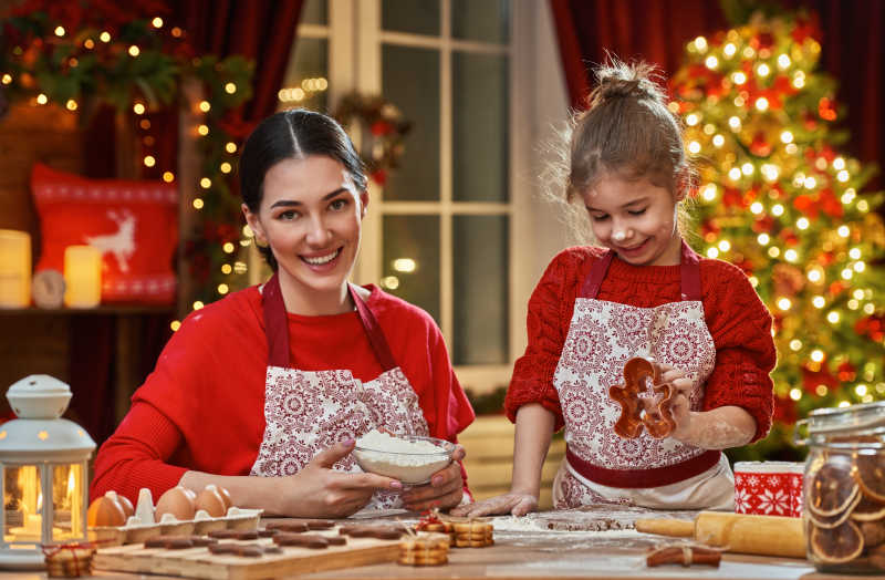 妈妈和女儿正在做圣诞饼干