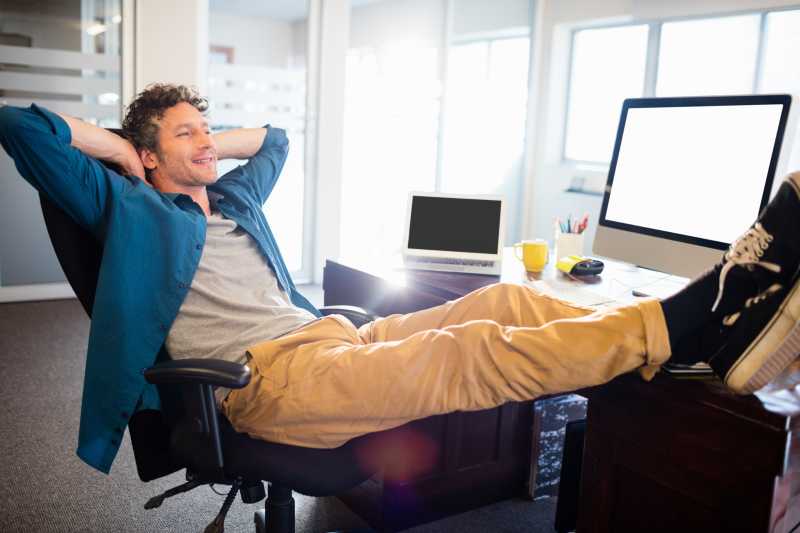 椅子上休息的商人