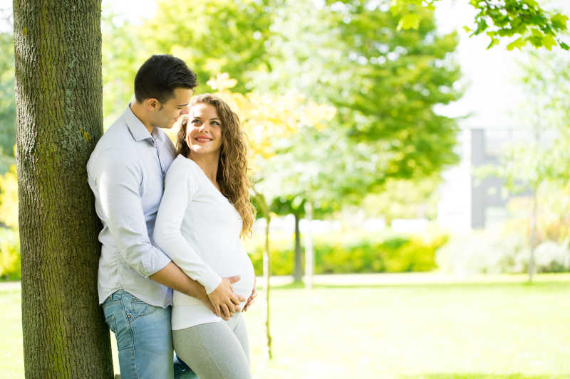 夏日公园里的快乐夫妻