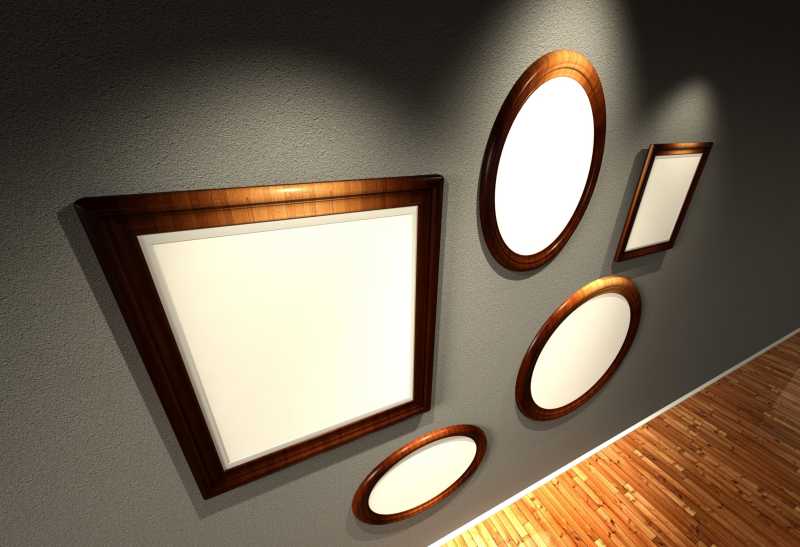 墙壁上各种形状的空白相框