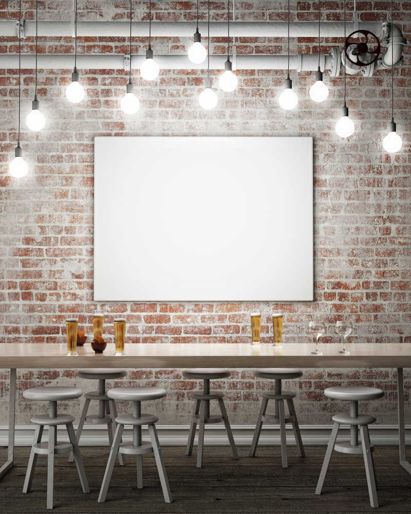 餐厅里一幅巨大的空白相框