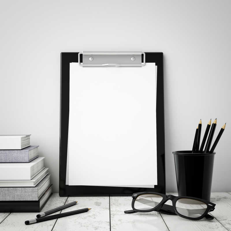 书桌上的空白笔记