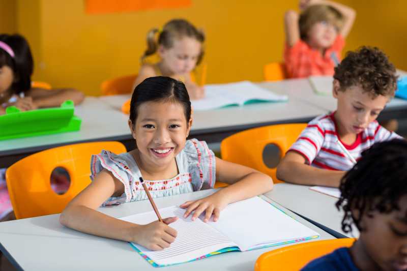 教室里正在写作业的孩子们