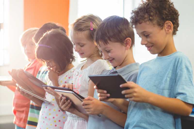 儿童使用数码平板电脑