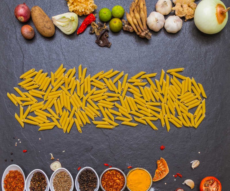 摆放整齐的食物香料