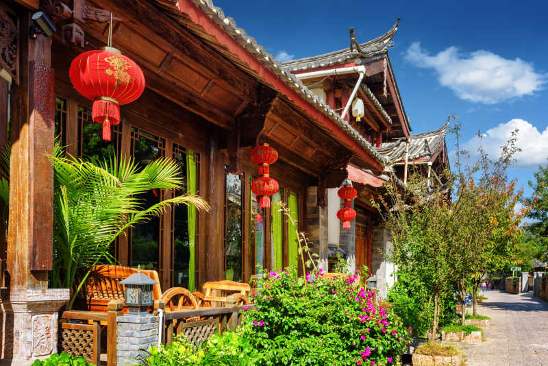 丽江古城装饰着红灯笼的中国传统建筑