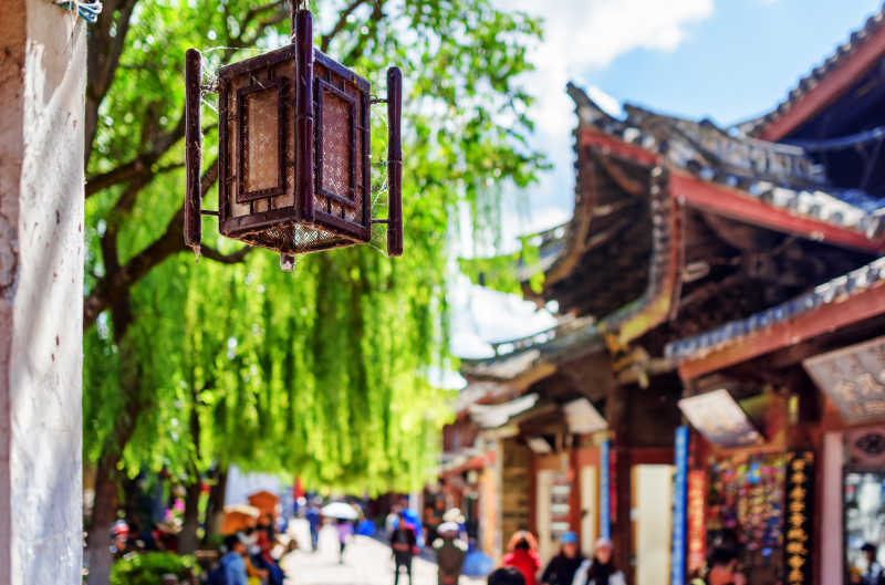 丽江古城街道两边的中国传统路灯