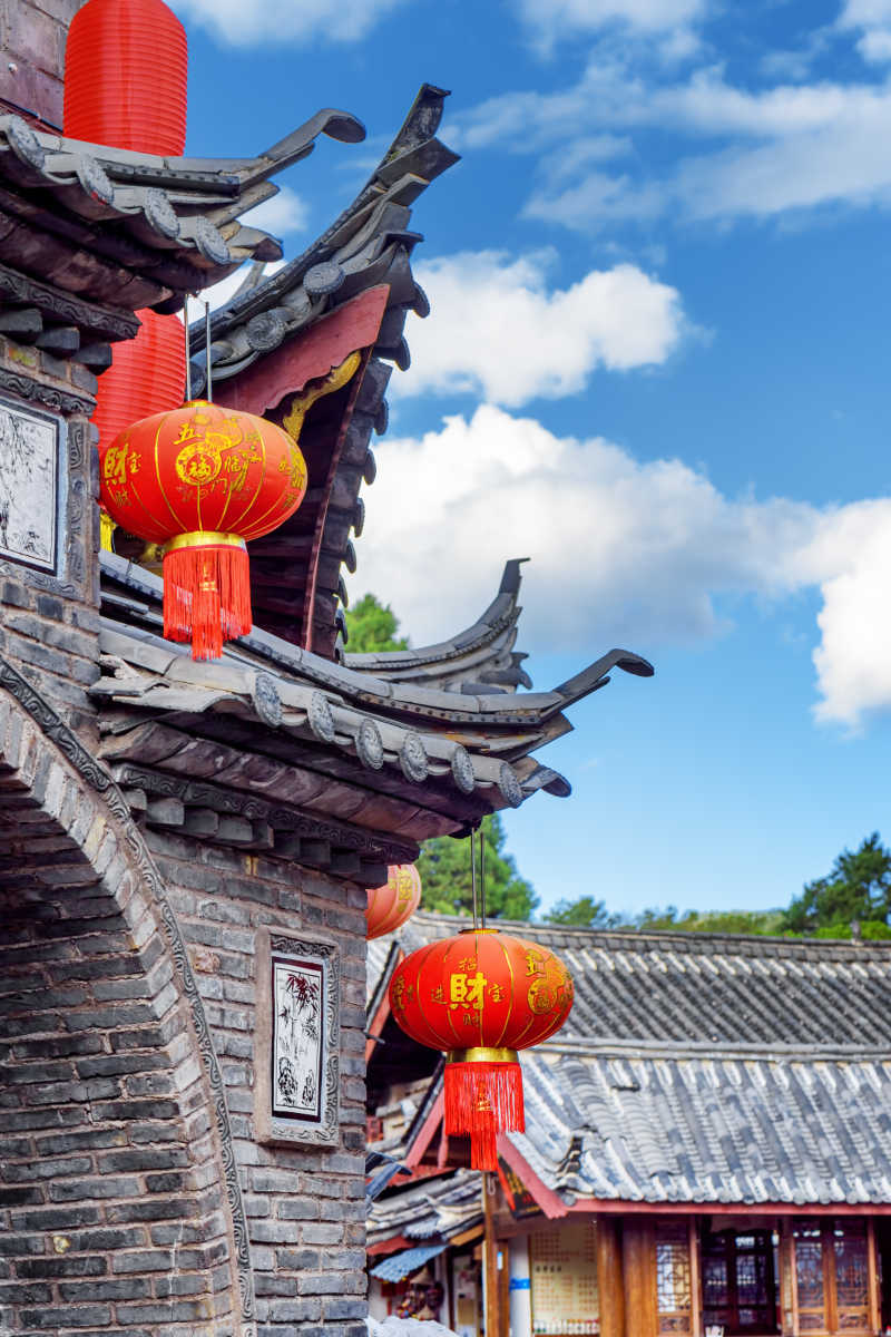 用红灯笼装饰的中国传统建筑