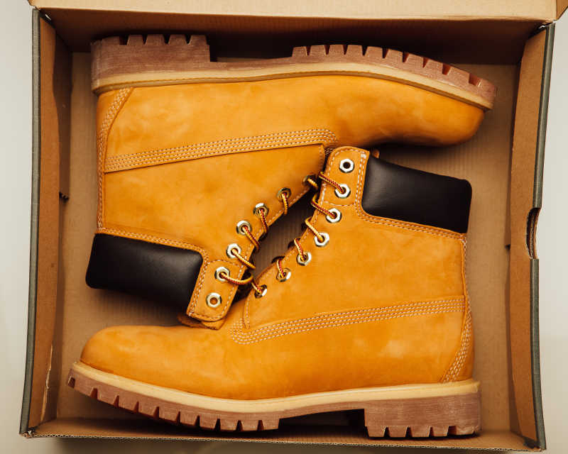 盒子里的时尚黄冬靴
