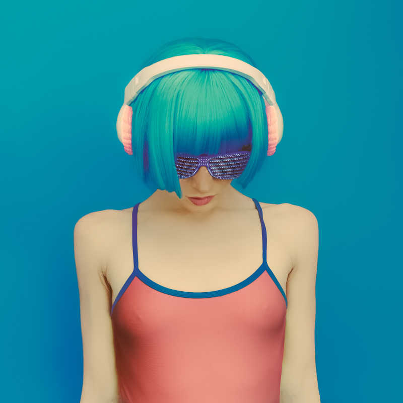 时尚性感的蓝发女孩