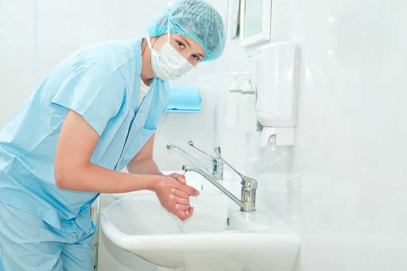 男外科医生在手术前洗手