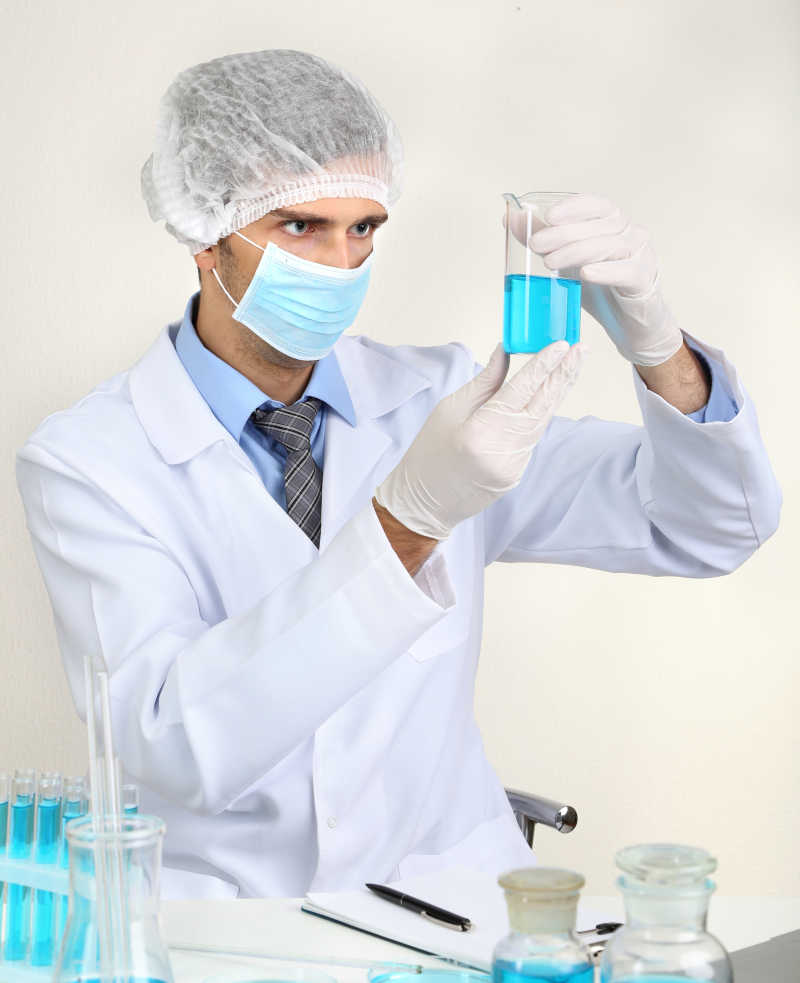 在实验室工作的