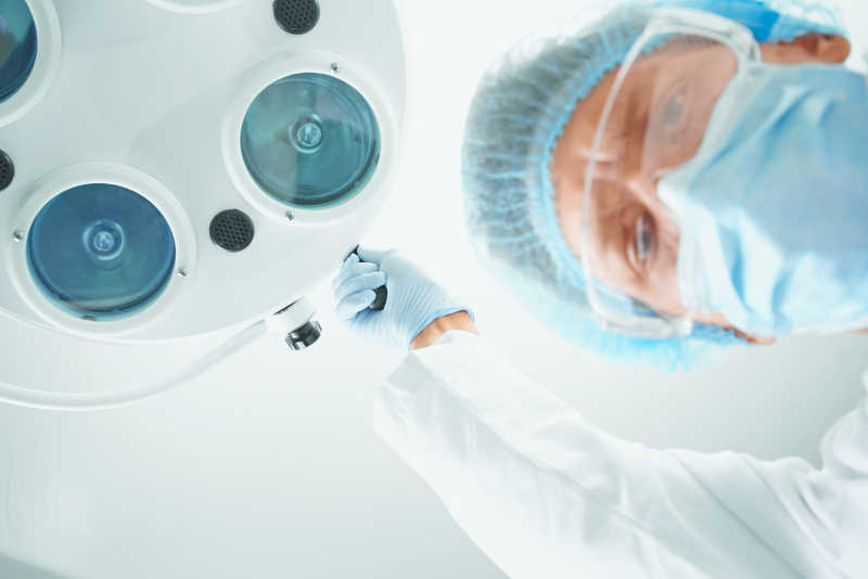 手术室里穿戴防护制服的外科医生