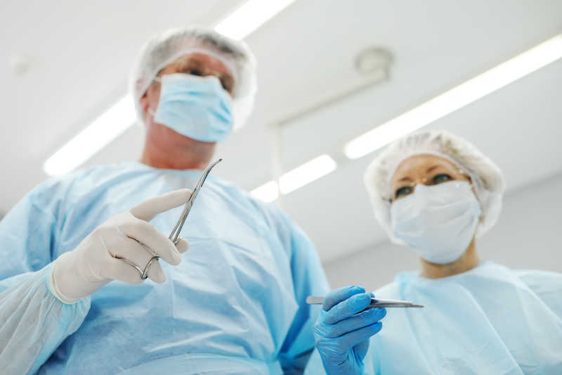 给病人做手术的外科医生