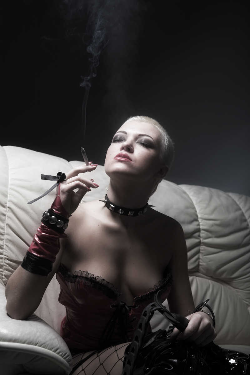 穿着内衣吸烟的女子