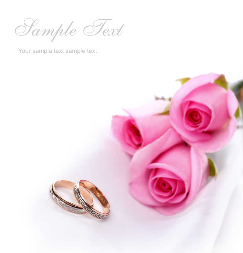 粉色鲜花和戒指