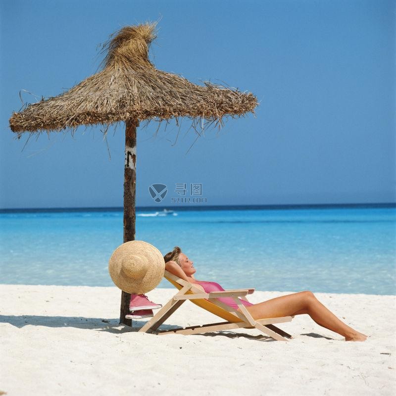 马尔代夫海滩上放松的美女