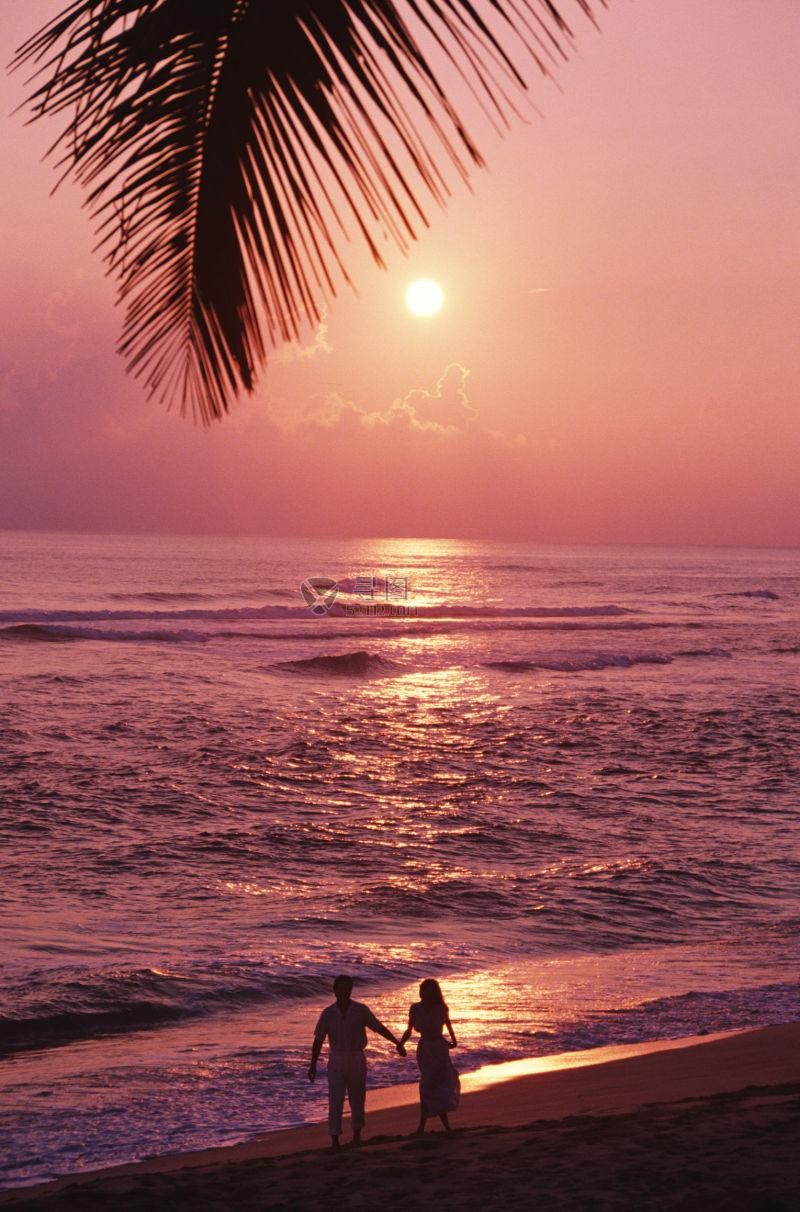 日落时分海滩上的情侣