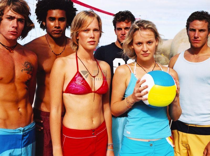 海滩上相约打球的年轻人