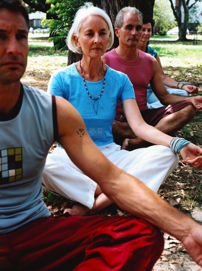 户外放松的男女