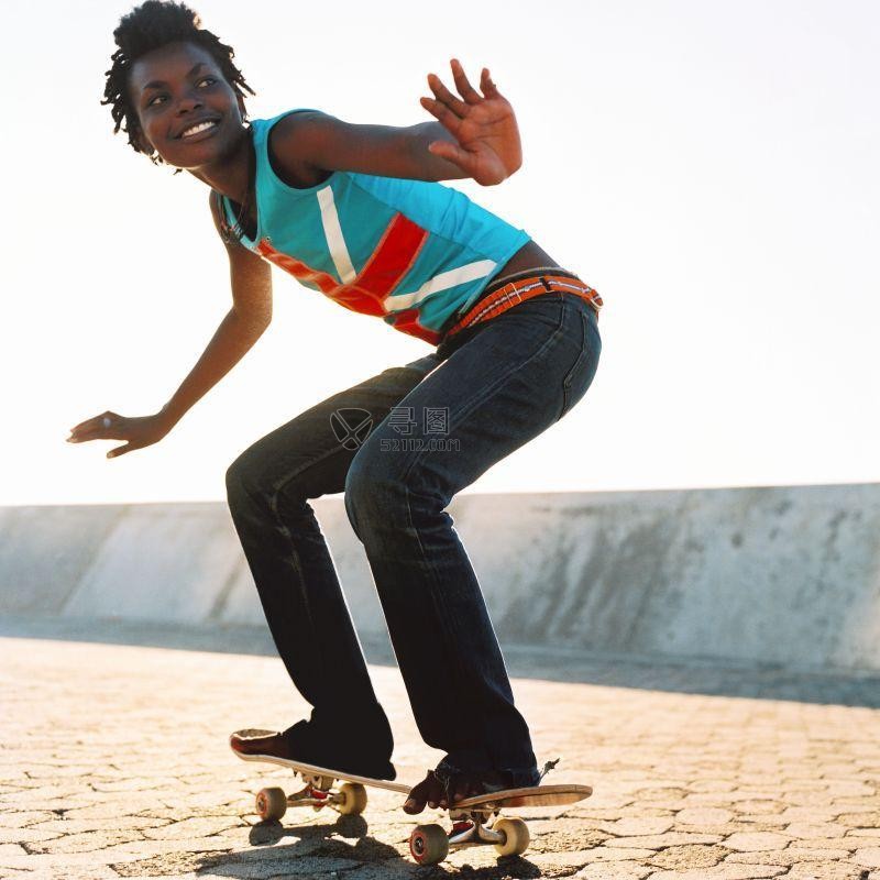 街头玩滑板的非洲女性
