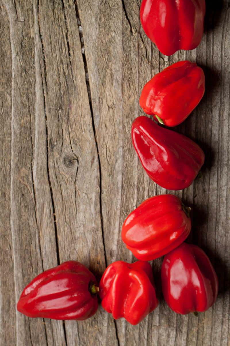 木桌上的新鲜红辣椒