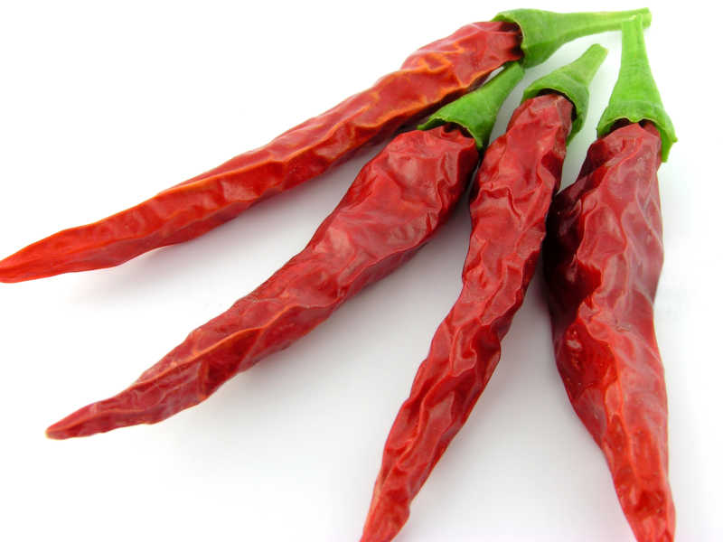 白色背景下的干辣椒