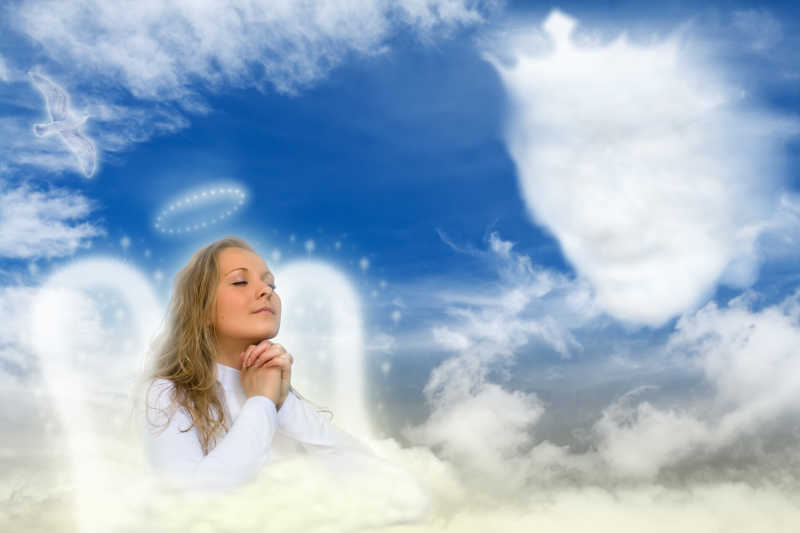 蓝天下长着翅膀的女人