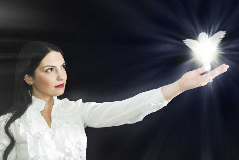 女人用手托着小天使