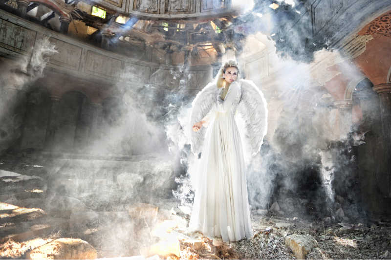 破旧教堂里的美丽天使