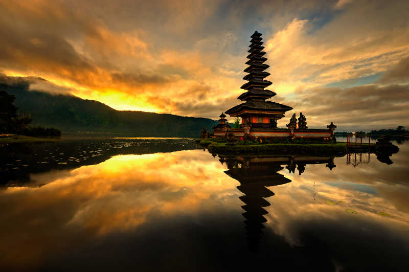 巴厘岛水神庙的日落