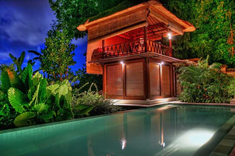 森林中古色古香的小木亭