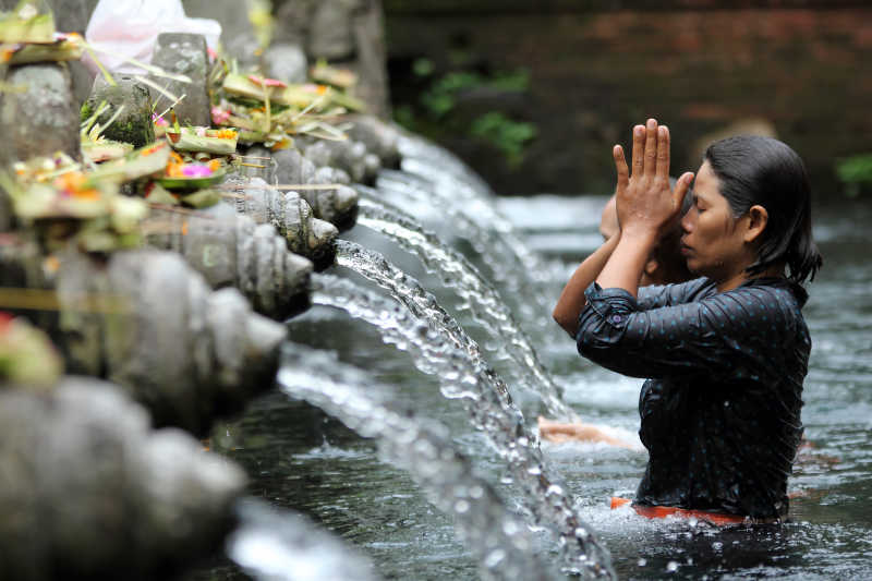 在巴厘岛神圣之泉沐浴的女人