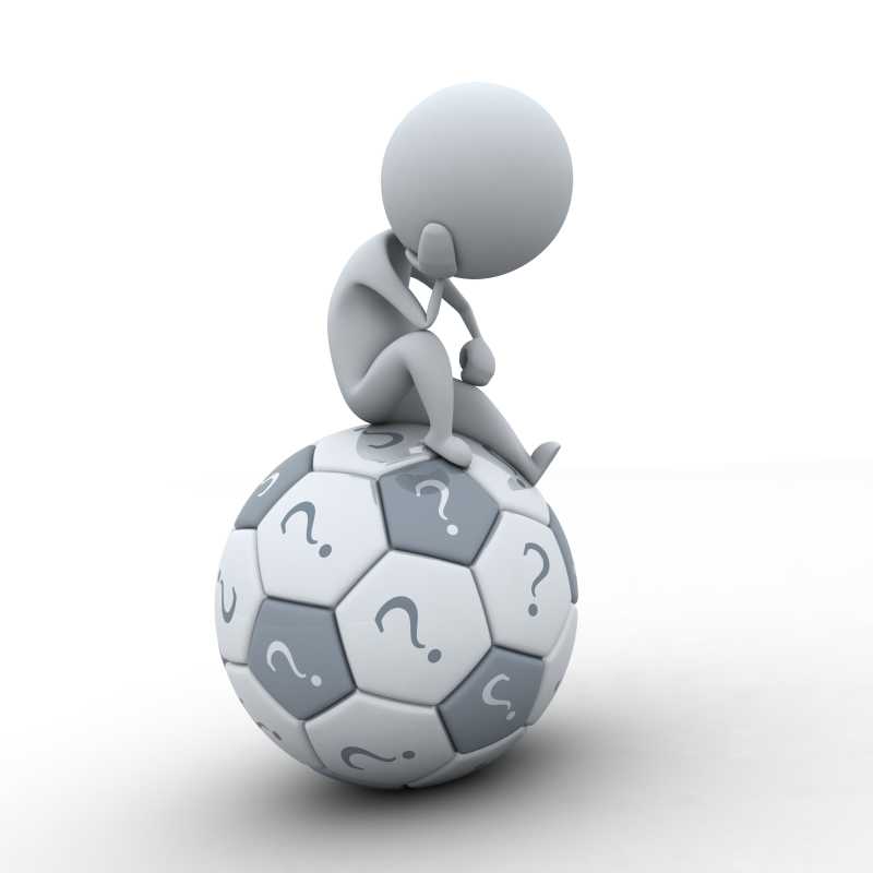 坐在足球上思考的人