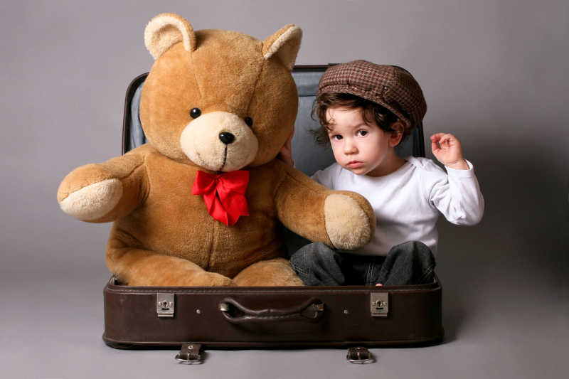 躲在手提箱里的泰迪熊和小孩子