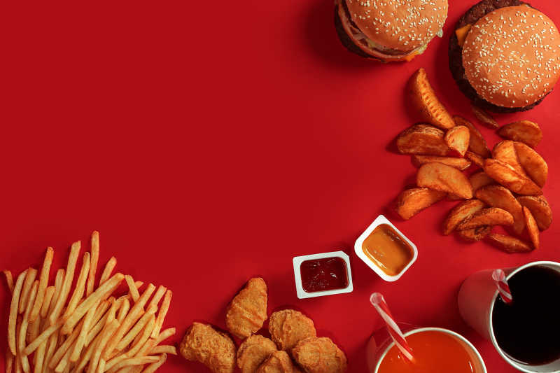 红色背景下的双人汉堡套餐