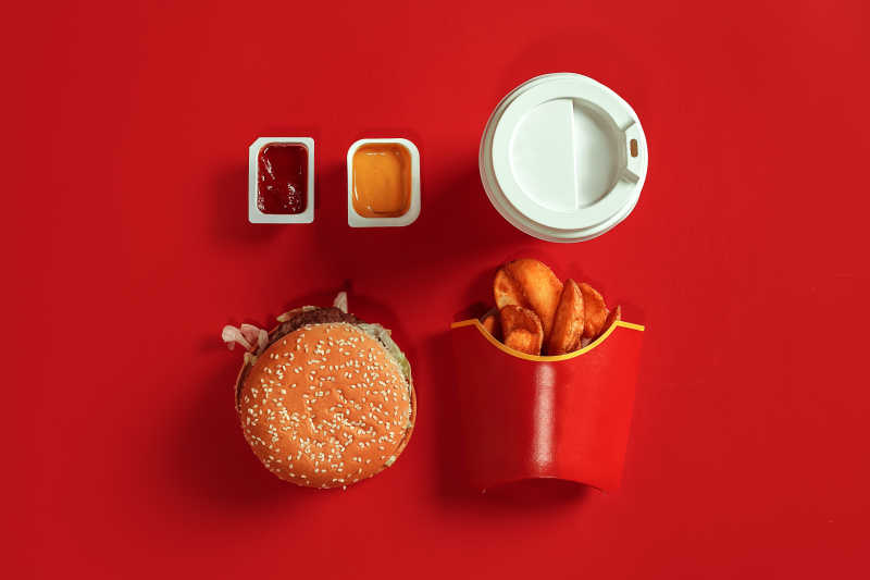 红色背景下的超值汉堡外卖组合