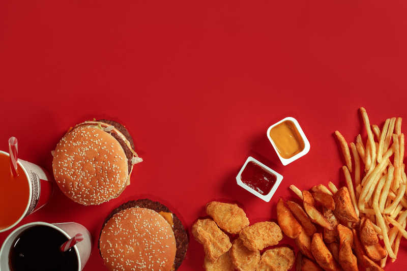 红色背景下的双人汉堡组合